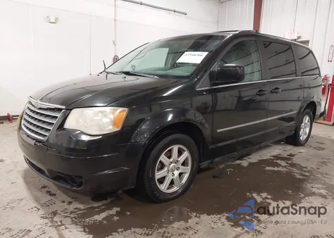 2010 Chrysler Town & Country Touring z USA, uszkodzony, nr VIN 2A4RR5D16AR432395